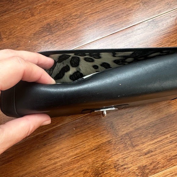 Black Leather Longchamp women’s Wallet with Silver Clasp - Picture 8 of 8